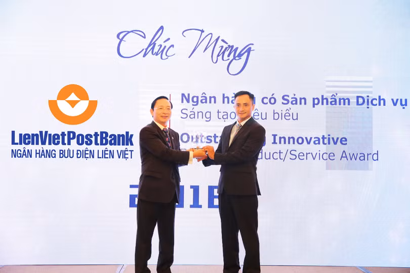 Ông Dương Công Toàn (phải) – Thành viên HĐQT LienVietPostBank đại diện nhận cúp của Ban tổ chức Giải thưởng Ngân hàng Việt Nam tiêu biểu 2018.