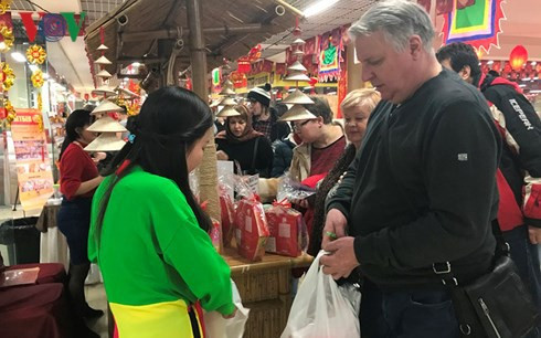  Nhiều mặt hàng tiêu dùng như mứt Tết, kẹo bánh, hoa quả rất hút khách 