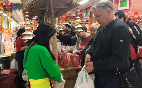  Nhiều mặt hàng tiêu dùng như mứt Tết, kẹo bánh, hoa quả rất hút khách 