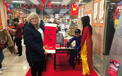  Chị Irina rất vui với bức thư pháp, gồm 3 chữ: Phúc, Lộc, Thọ 