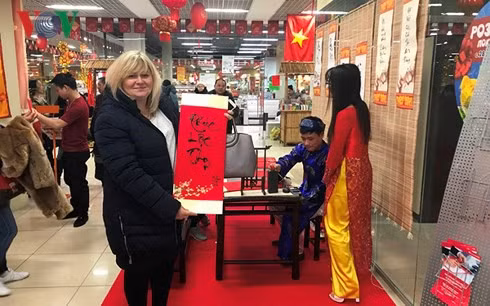  Chị Irina rất vui với bức thư pháp, gồm 3 chữ: Phúc, Lộc, Thọ 