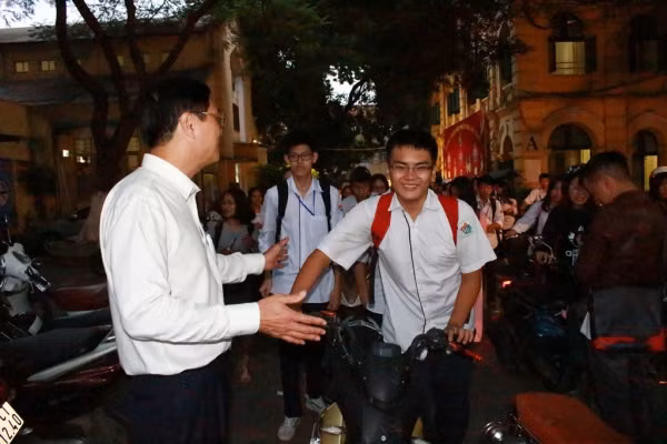 Người thầy đứng ở cổng trường và hy vọng ảnh 1