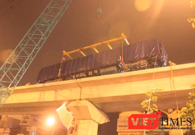 Cẩu lắp thành công toa tàu đường sắt trên cao tuyến Cát Linh - Hà Đông (Ảnh: Quang Minh) 