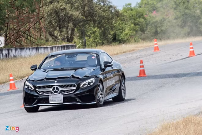 Mercedes S-Class Coupe trong bài tập chạy zig-zag. 