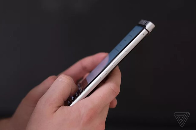 KeyOne xuất hiện với thiết kế khác biệt so với phần đông "binh đoàn" Android. Ảnh: The Verge.