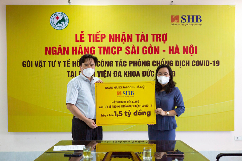 Đại diện SHB trao tặng BVĐK Đức Giang vật tư y tế phòng chống dịch Covid-19 với trị giá hơn 1,5 tỷ đồng.