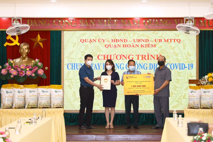 Bà Ninh Thị Lan Phương – Phó TGĐ SHB và ông Nguyễn Tất Thắng – Phó TGĐ Tập đoàn T&T Group trao ủng hộ MTTQ quận Hoàn Kiếm và đại diện 18 phường có các hộ, gia đình khó khăn trên địa bàn quận Hoàn Kiếm vượt qua dịch bệnh Bà Ninh Thị Lan Phương – Phó TGĐ SHB và ông Nguyễn Tất Thắng – Phó TGĐ Tập đoàn T&T Group trao ủng hộ MTTQ quận Hoàn Kiếm và đại diện 18 phường có các hộ, gia đình khó khăn trên địa bàn quận Hoàn Kiếm vượt qua dịch bệnh