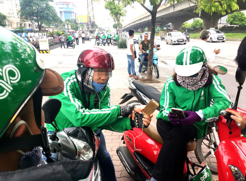 Chạy đủ 10 cuốc, các GrabBike được phát quần áo, mũ bảo hiểm đồng phục. Ảnh: Zing