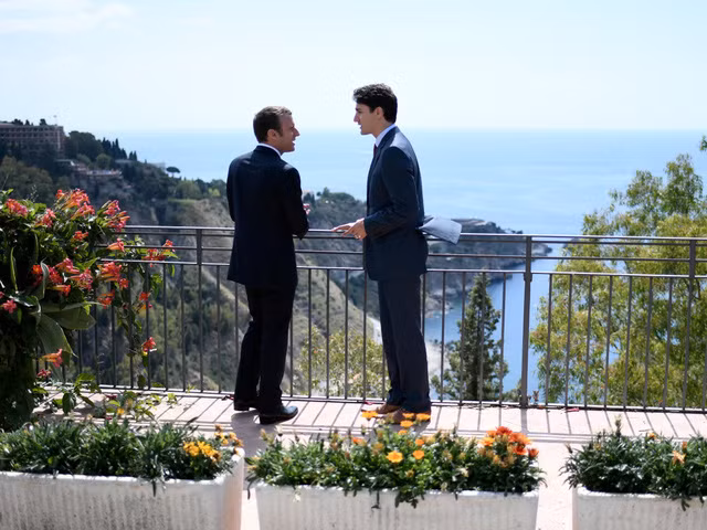 Những hình ảnh “đốn tim” dân mạng của hai vị nguyên thủ tại Hội nghị G7 ảnh 1