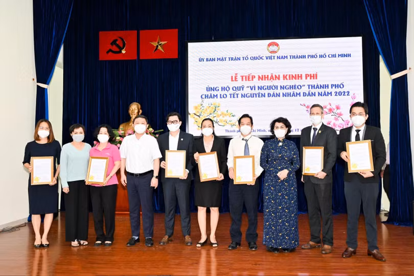 Các mạnh thường quân ủng hộ Quỹ “Vì người nghèo” do MTTQ TP.HCM phát động ngày 20/12/2021.