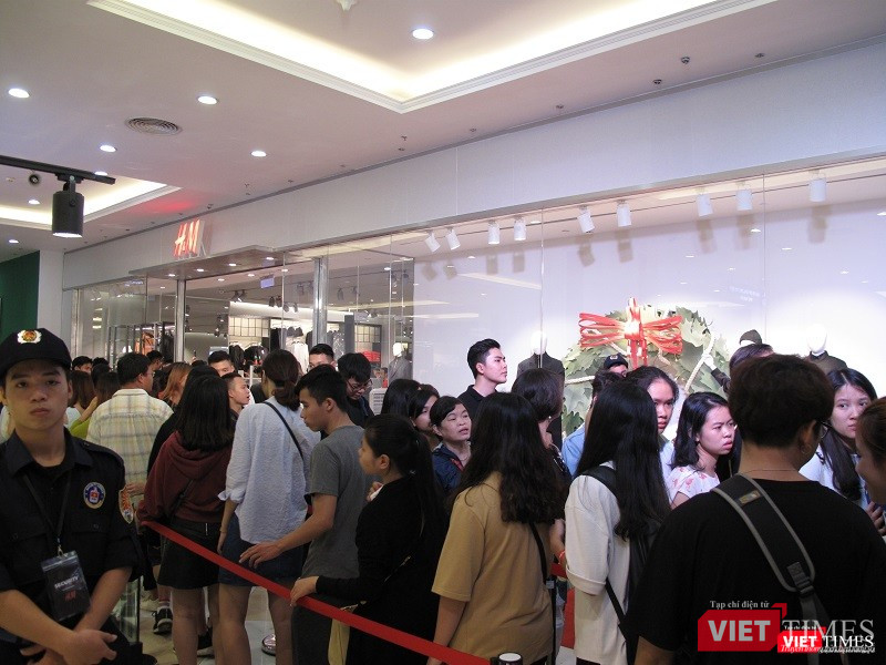 Ngàn người rồng rắn xếp hàng từ sớm để mua đồ H&M Hà Nội ảnh 14