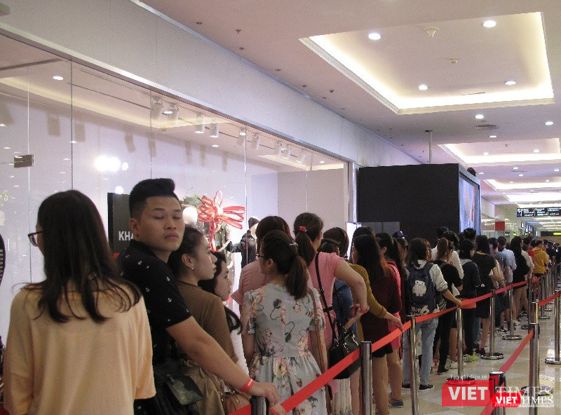 Ngàn người rồng rắn xếp hàng từ sớm để mua đồ H&M Hà Nội ảnh 8