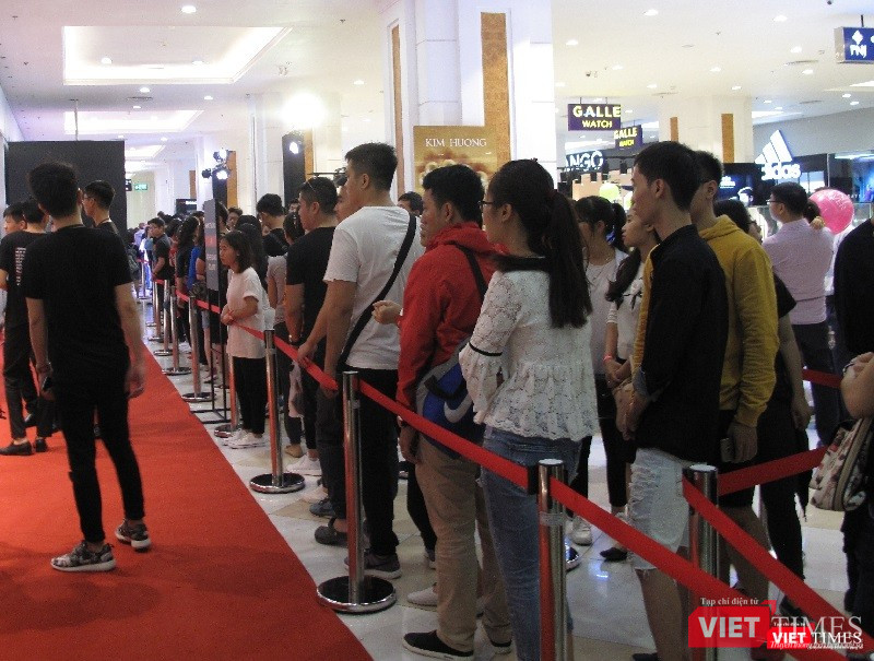 Ngàn người rồng rắn xếp hàng từ sớm để mua đồ H&M Hà Nội ảnh 10