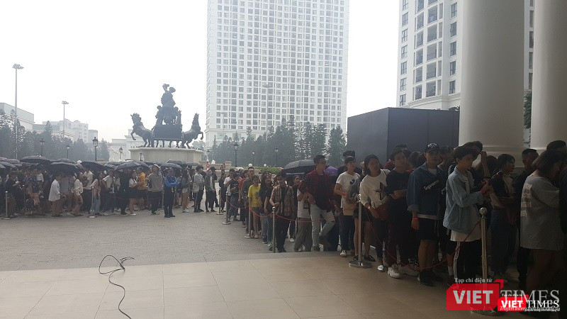 Ngàn người rồng rắn xếp hàng từ sớm để mua đồ H&M Hà Nội ảnh 5