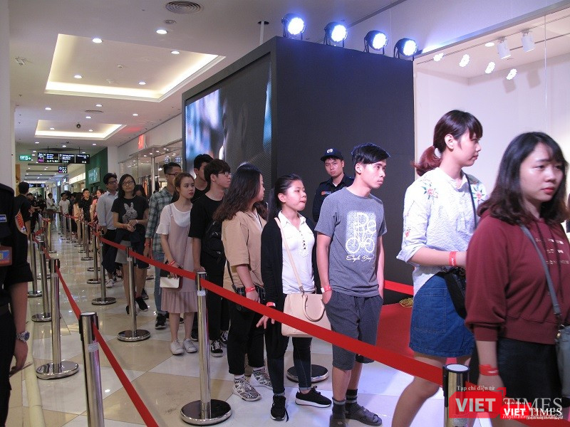 Ngàn người rồng rắn xếp hàng từ sớm để mua đồ H&M Hà Nội ảnh 11