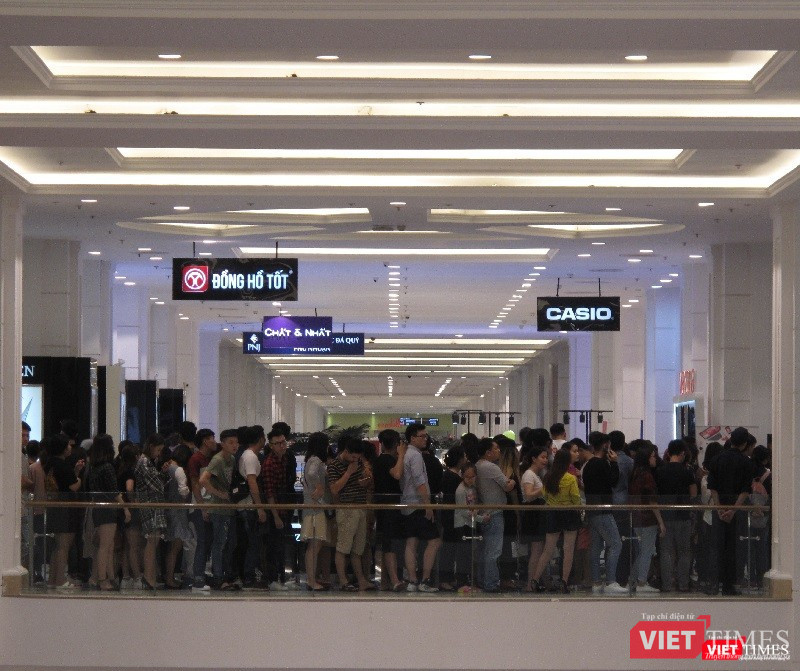 Ngàn người rồng rắn xếp hàng từ sớm để mua đồ H&M Hà Nội ảnh 15