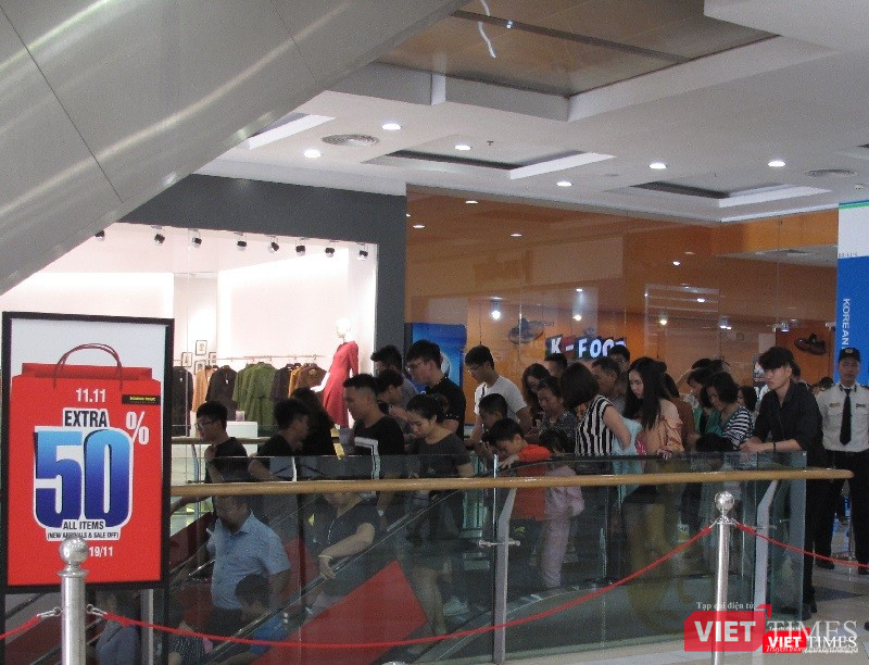 Ngàn người rồng rắn xếp hàng từ sớm để mua đồ H&M Hà Nội ảnh 6