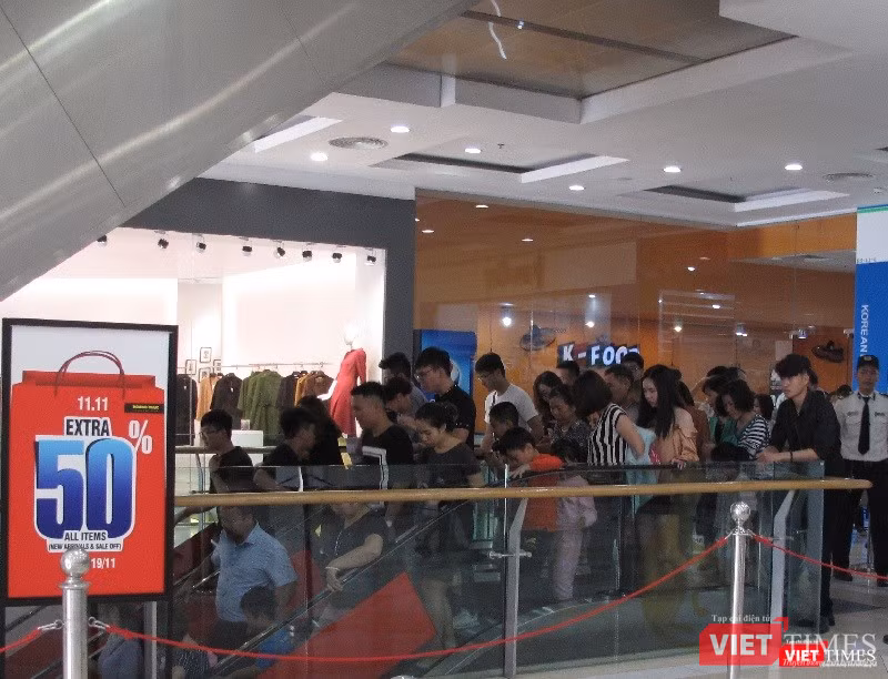 Ngàn người rồng rắn xếp hàng từ sớm để mua đồ H&M Hà Nội ảnh 6