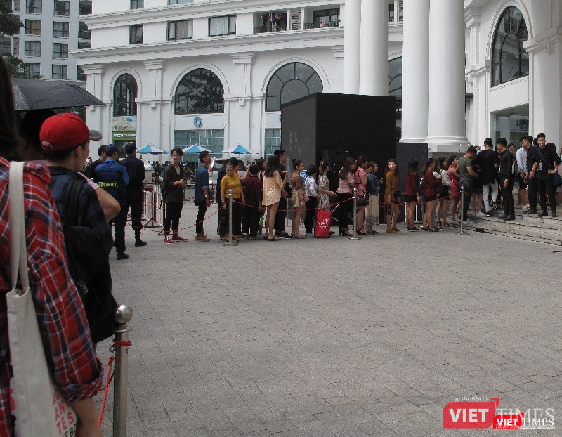 Ngàn người rồng rắn xếp hàng từ sớm để mua đồ H&M Hà Nội ảnh 4