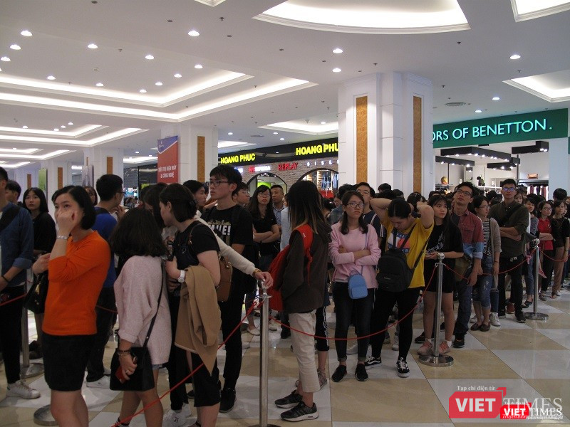 Ngàn người rồng rắn xếp hàng từ sớm để mua đồ H&M Hà Nội ảnh 9