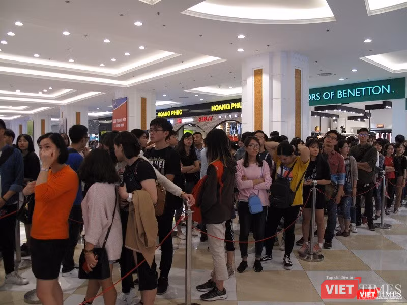 Ngàn người rồng rắn xếp hàng từ sớm để mua đồ H&M Hà Nội ảnh 9