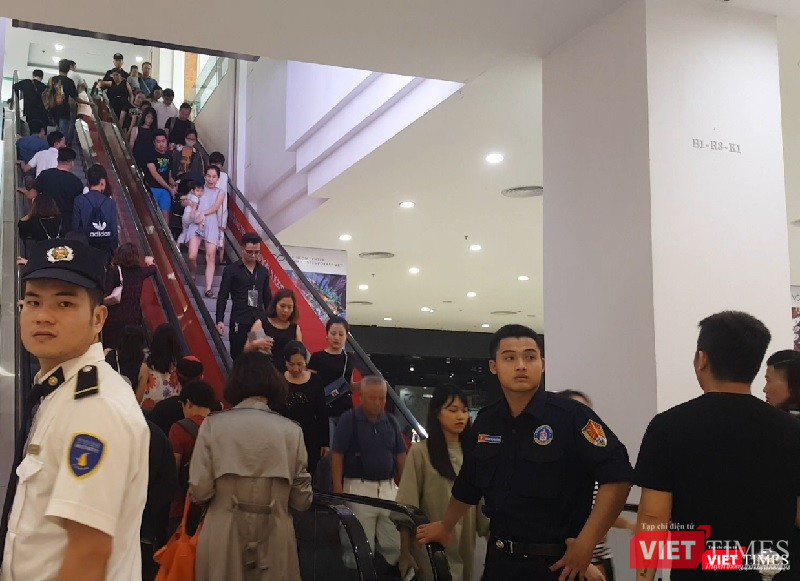 Ngàn người rồng rắn xếp hàng từ sớm để mua đồ H&M Hà Nội ảnh 7