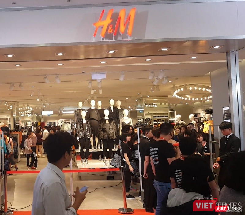 Ngàn người rồng rắn xếp hàng từ sớm để mua đồ H&M Hà Nội ảnh 12