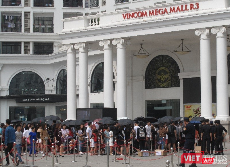 Ngàn người rồng rắn xếp hàng từ sớm để mua đồ H&M Hà Nội ảnh 3