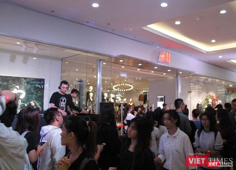 Ngàn người rồng rắn xếp hàng từ sớm để mua đồ H&M Hà Nội ảnh 13
