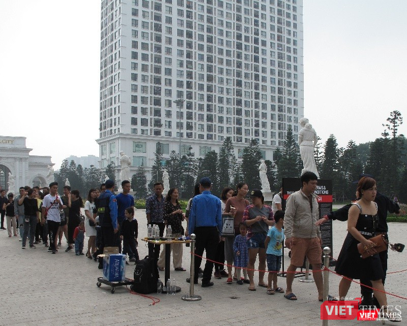 Ngàn người rồng rắn xếp hàng từ sớm để mua đồ H&M Hà Nội ảnh 2