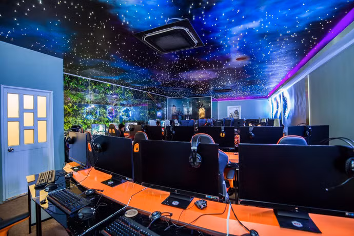 Quán net Việt chơi trội "dán" cả dải thiên hà lên trần cho game thủ ngắm nhìn