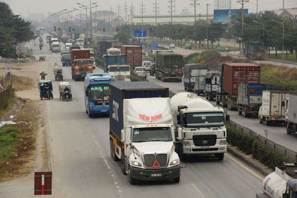 Vận tải bằng đường bộ vẫn chiếm tỷ trọng lớn nhất trong các loại hình vận tải (Trong ảnh: QL5 đoạn qua Hải Dương) - Ảnh: Khánh Linh