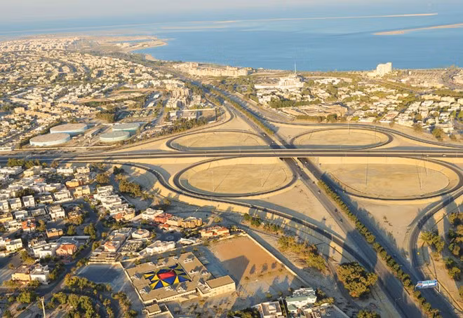 Jubail II- Chi phí: 11 tỷ USD Thành phố công nghiệp Jubail II tại Arab Saudi được xây dựng vào giữa thập niên 70 của thế kỷ trước. Giai đoạn hai của dự án này bắt đầu vào năm 2014. Khi hoàn thành vào năm 2024, Jubail II sẽ có 100 nhà máy, một trong những nhà máy khử muối lớn nhất thế giới, một nhà máy lọc dầu quy mô 350.000 thùng/ngày cùng nhiều km đường bộ và đường sắt. Ảnh:Constructionweekonline. Jubail II- Chi phí: 11 tỷ USD Thành phố công nghiệp Jubail II tại Arab Saudi được xây dựng vào giữa thập niên 70 của thế kỷ trước. Giai đoạn hai của dự án này bắt đầu vào năm 2014. Khi hoàn thành vào năm 2024, Jubail II sẽ có 100 nhà máy, một trong những nhà máy khử muối lớn nhất thế giới, một nhà máy lọc dầu quy mô 350.000 thùng/ngày cùng nhiều km đường bộ và đường sắt. Ảnh:Constructionweekonline.