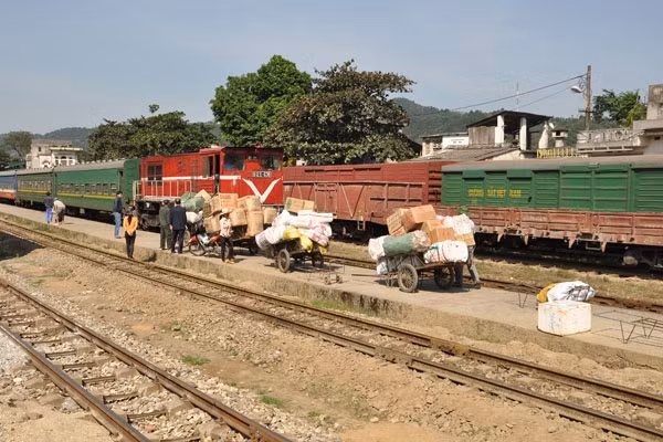 Tính kết nối trong vận chuyển hàng hóa bằng đường sắt chưa cao nên lượng hàng không nhiều (chụp tại ga Phú Lu, Lào Cai)