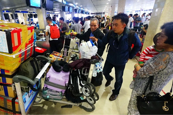 Lượng khách hàng lựa chọn di chuyển bằng máy bay ngày một tăng (Trong ảnh: Xếp hàng làm thủ tục tại CHK quốc tế Tân Sơn Nhất) - Ảnh: Quang Định