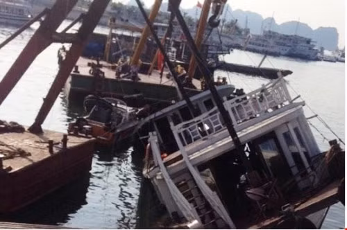 Hạ Long: Tàu du lịch trên vịnh đắm lúc nửa đêm