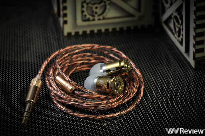 Với thiết kế có thể thu hút sự chú ý của tất cả mọi người - vỏ đạn Makarov, tai nghe AYA MK II còn mang trong mình chất âm khá tốt trong phân khúc tai nghe cao cấp giá siêu rẻ.