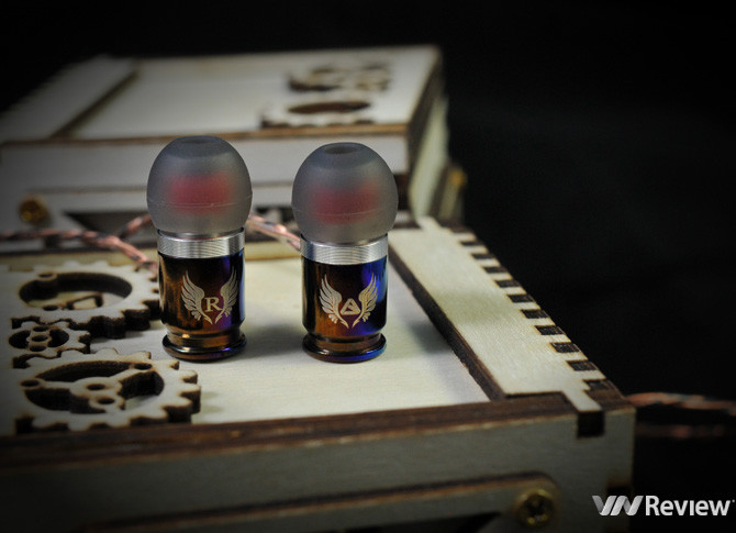 Với thiết kế có thể thu hút sự chú ý của tất cả mọi người - vỏ đạn Makarov, tai nghe AYA MK II còn mang trong mình chất âm khá tốt trong phân khúc tai nghe cao cấp giá siêu rẻ.