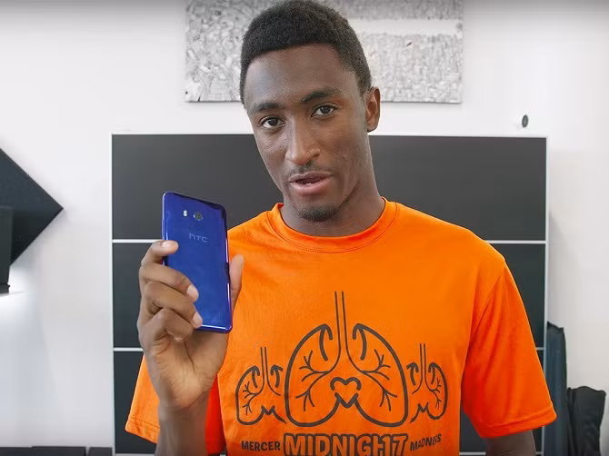 Youtuber nổi tiếng Marques Brownlee với chiếc HTC U11 trên tay (ảnh: BusinessInsider) 