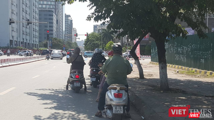 Người Hà Nội vật vã dưới cái nắng gay gắt đầu mùa ảnh 3