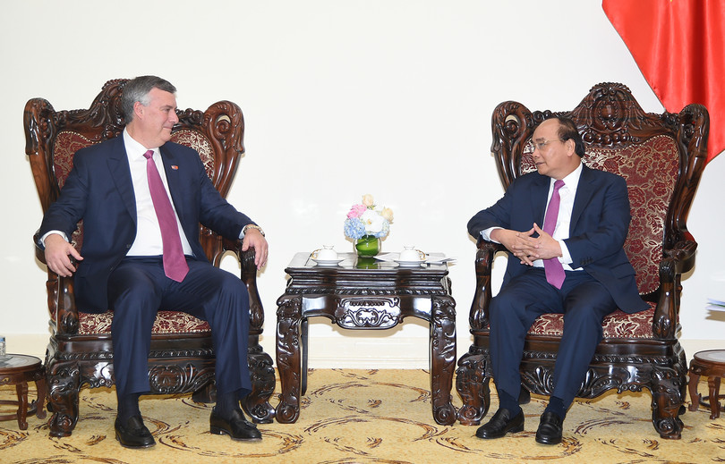 Thủ tướng Nguyễn Xuân Phúc và ông Kevin Mc Allister, Chủ tịch kiêm Tổng Giám đốc Công ty Boeing Thương mại (Hoa Kỳ) - Ảnh: VGP