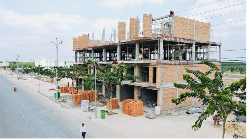 Chủ đầu tư đẩy nhanh tiến độ thi công nhà mẫu tại dự án.