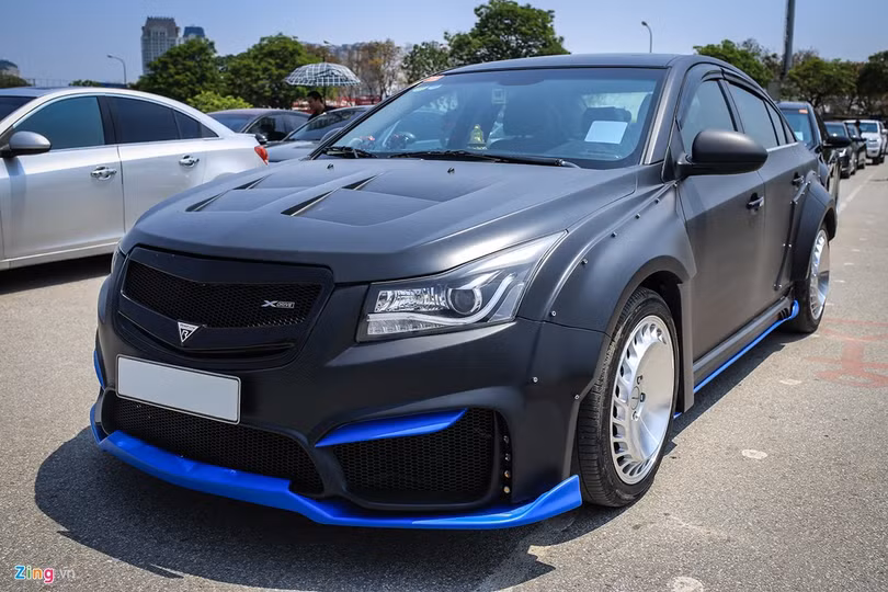Nhiều chiếc Cruze được chủ xe cá tính hóa theo phong cách riêng, chủ yếu tác động đến dàn vỏ xe. Chiếc Cruze này trang bị bodykit khiến diện mạo hầm hố hơn, cản trước, khuếch tán gió hay nắp ca pô... đều mang phong cách mới. Nhiều chiếc Cruze được chủ xe cá tính hóa theo phong cách riêng, chủ yếu tác động đến dàn vỏ xe. Chiếc Cruze này trang bị bodykit khiến diện mạo hầm hố hơn, cản trước, khuếch tán gió hay nắp ca pô... đều mang phong cách mới.