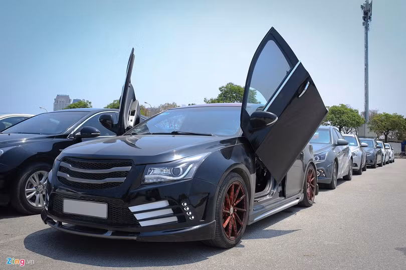 Mẫu xe này không chỉ độ lại đầu xe, la-zăng, gắn thêm đèn LED mà cửa xe cũng được thay đổi theo phong cách thường thấy trên một số siêu xe đình đám của Lamborghini. Mẫu xe này không chỉ độ lại đầu xe, la-zăng, gắn thêm đèn LED mà cửa xe cũng được thay đổi theo phong cách thường thấy trên một số siêu xe đình đám của Lamborghini.