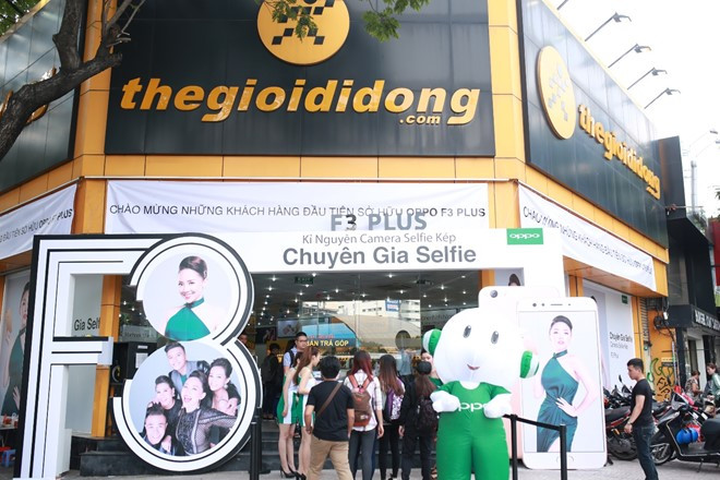 Từ sáng sớm, rất đông khách hàng đã có mặt tại Thế Giới Di động để nhận sản phẩm và bộ quà tặng kèm. 