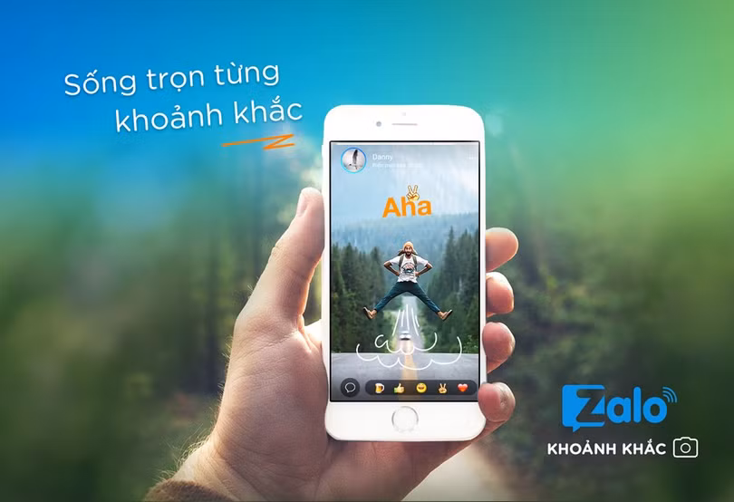 Chia sẻ khoảnh khắc và biến mất sau 24 giờ:Một trong những cập nhật gần nhất và đáng chú ý nhất của Zalo chính là tính năng Khoảnh khắc. Đây là hình thức chia sẻ ảnh, video có chèn hiệu ứng và sẽ tự động biến mất sau 24 giờ.Những gì bạn chia sẻ trên Khoảnh khắc sẽ không nằm trong thanh nhật ký, không hiển thị trạng thái thích, bình luận hay thái độ với người xem và người xem cũng không thể lưu lại nội dung của bạn.Nhờ thế, tính năng này cho phép người dùng thoải mái chia sẻ hàng loạt những hoạt động trong ngày mà không hề “spam” đến những người xung quanh.