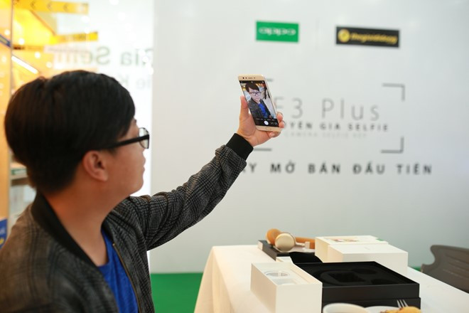 Khách hàng trải nghiệm “chuyên gia selfie” thế hệ mới của Oppo ngay tại cửa hàng.