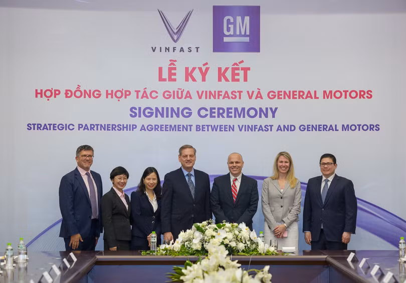 Các lãnh đạo của VinFast và GM trong buổi lễ ký thỏa thuận hợp tác.