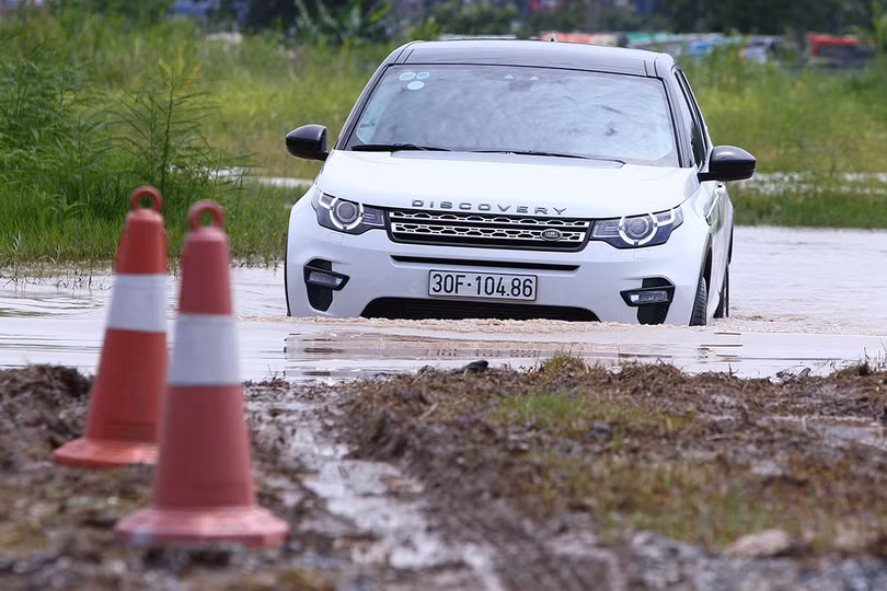Người tham dự sẽ được trải nghiệm qua nhiều địa hình từ lội nước, dốc nghiêng, leo dốc, hố lồi lõm...