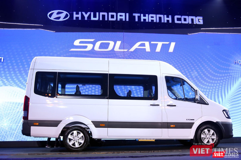 Dù là xe thương mại nhưng Hyundai Solati vẫn được thiết kế mang nhiều dấu ấn của dòng xe du lịch Dù là xe thương mại nhưng Hyundai Solati vẫn được thiết kế mang nhiều dấu ấn của dòng xe du lịch
